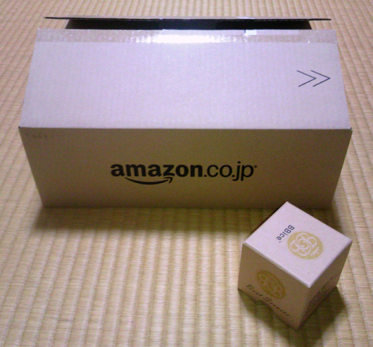 Amazon の箱との大きさ比較
